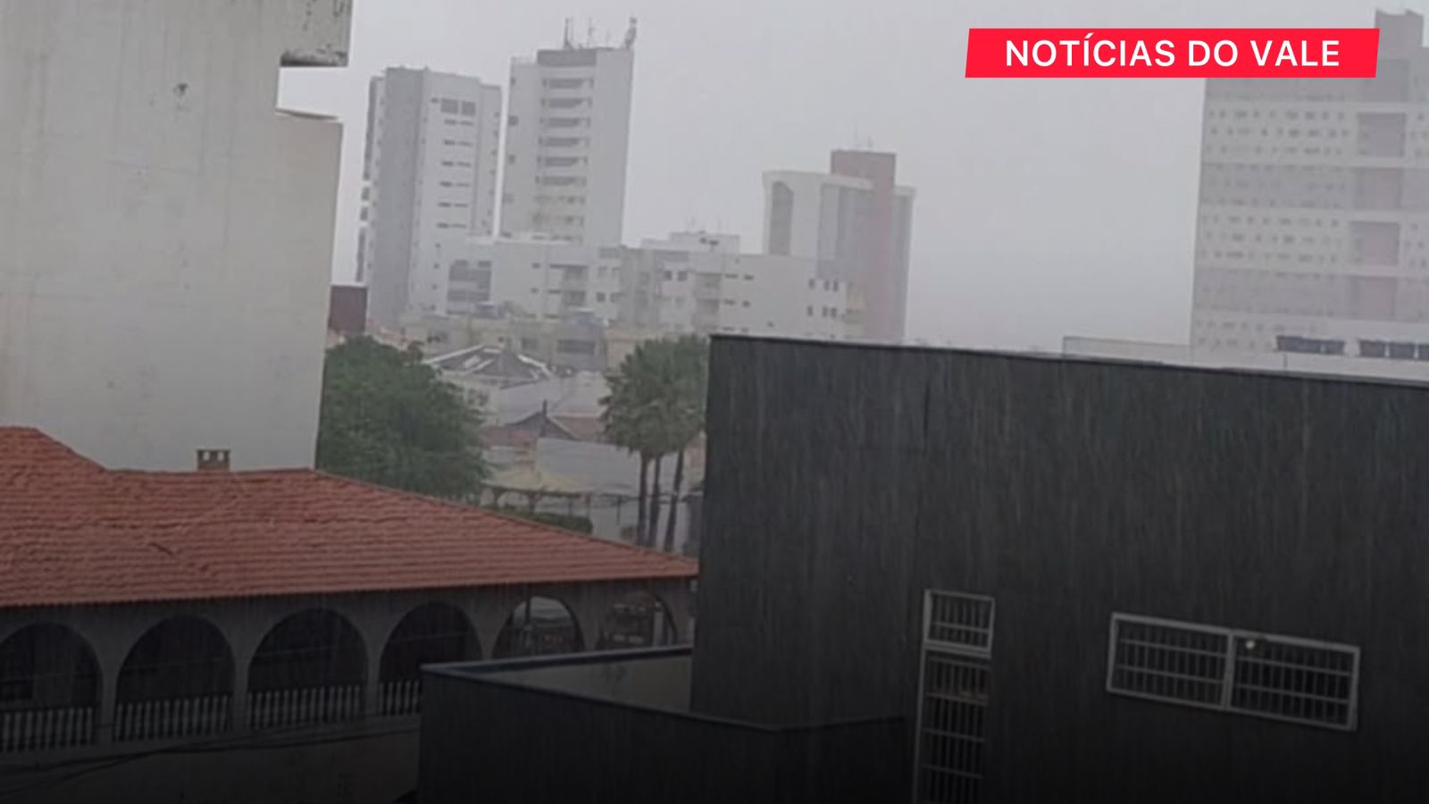 Forte chuva cai na manhã desta segunda-feira em Petrolina, Juazeiro e outros municípios da região, em Petrolina a população já enfrenta alguns transtornos após a chuva.