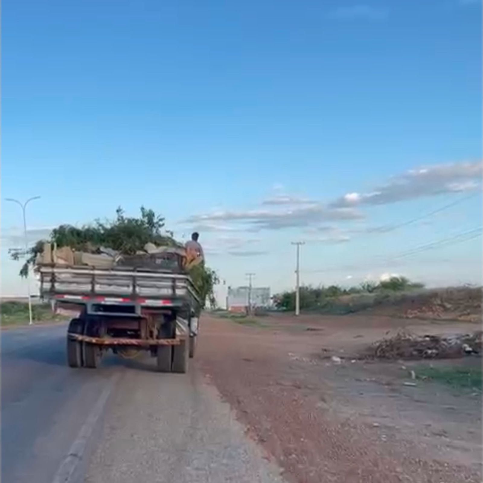 Um caminhão da prefeitura de Casa Nova, na Bahia, foi flagrado descarregando resíduos em um lixão que já havia sido oficialmente desativado.